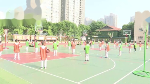 人教版体育与健康三下《篮球运动：行进间运球与游戏》课堂教学视频实录-黄海江