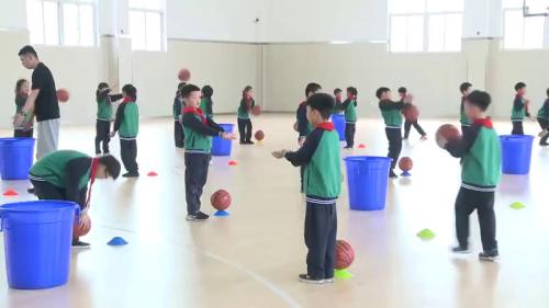 《投球进筐》优质课视频-人教版二年级体育-执教：彭老师