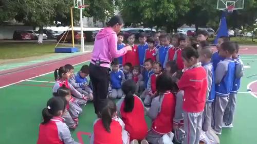 《跳房子》优质课视频-人教版一年级体育-执教：王老师