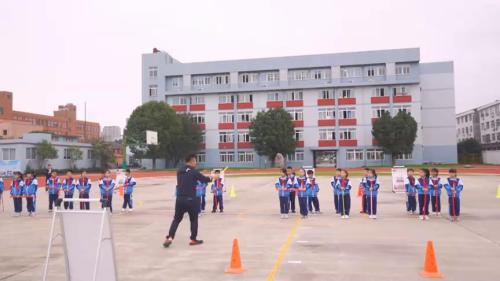 《立定跳远》优质课视频-教科版二年级体育-执教：刘老师