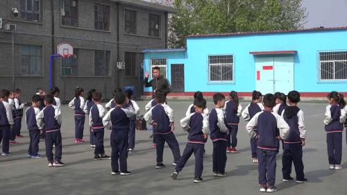 《投掷轻物》优质课教学视频-人教