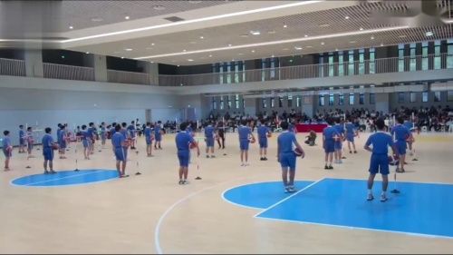 《篮球同侧步持球突破》获奖教学视频-八年级体育