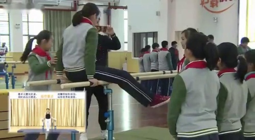 《双杠杠端跳起成分腿坐》优质课教学视频-七年级体育